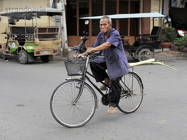 Senior fährt Fahrrad  Phnom Penh  Kambodscha  Südostasien