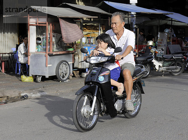 Mann mit Kind auf einem Motorroller  Phnom Penh  Kambodscha  Südostasien