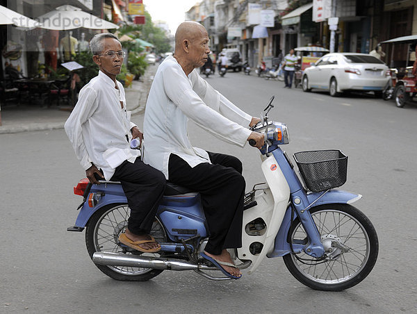 Zwei Männer auf einem Motorroller  Phnom Penh  Kambodscha  Südostasien