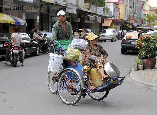 Paar auf einem Dreirad  Phnom Penh  Kambodscha  Südostasien