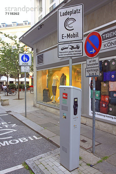 Tankstelle bzw. Ladestation für Elektrofahrzeuge in der Innenstadt der Hansestadt Hamburg  Deutschland  Europa