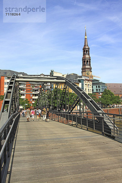 Brücke in der Speicherstadt mit Blick auf die Innenstadt mit Katharinenkirche  Hansestadt Hamburg  Deutschland  Europa