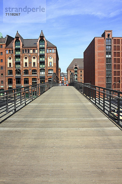 Brücke über die Fleete der Speicherstadt mit alten Gebäuden  Hansestadt Hamburg  Deutschland  Europa