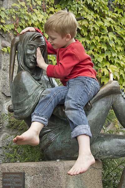 Kleiner Junge auf Eulenspiegel-Statue  Mölln  Schleswig-Holstein  Deutschland  Europa