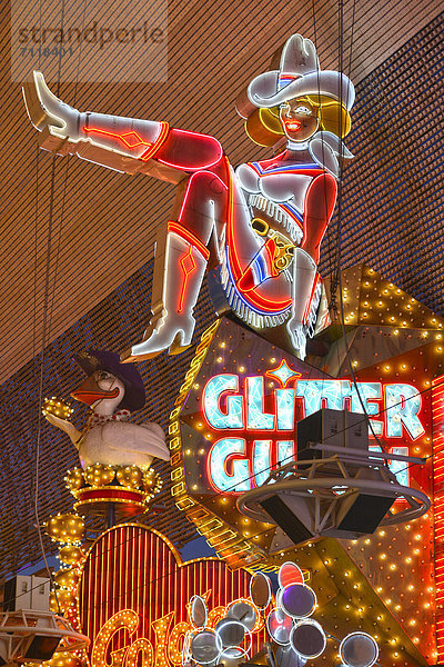Vicky  berühmte Cowgirl-Figur  Neon-Reklame Glitter Gulch Casino Hotel  Fremont Street Experience im alten Las Vegas  Downtown Las Vegas  Nevada  Vereinigte Staaten von Amerika  USA  ÖffentlicherGrund