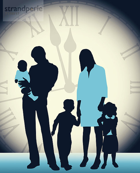 Große Uhr hinter einer Familie