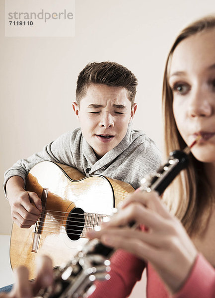 Teenager machen Musik