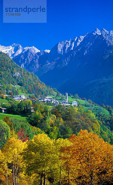 Blick auf Soglio im Herbst  Graubünden  Schweiz
