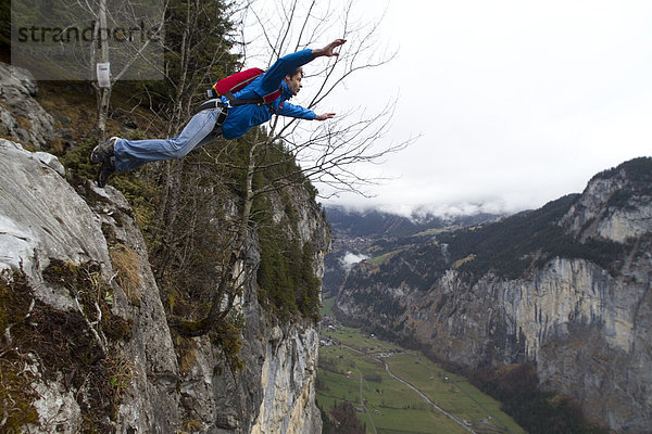 Basejumper beim Absprung  Bern  Schweiz