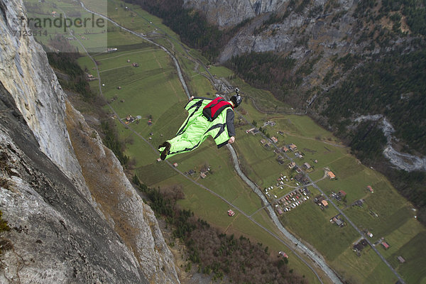 Basejumper mit Wingsuits in der Luft  Bern  Schweiz
