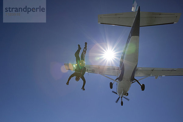 Fallschirmspringer springt aus dem Flugzeug