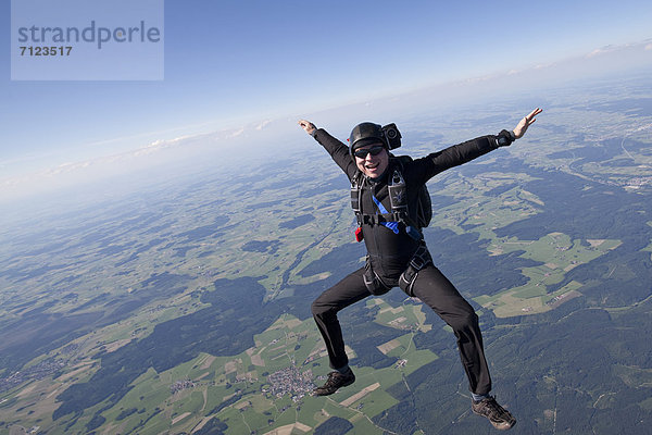 Fallschirmspringer in der Luft  Bayern  Deutschland