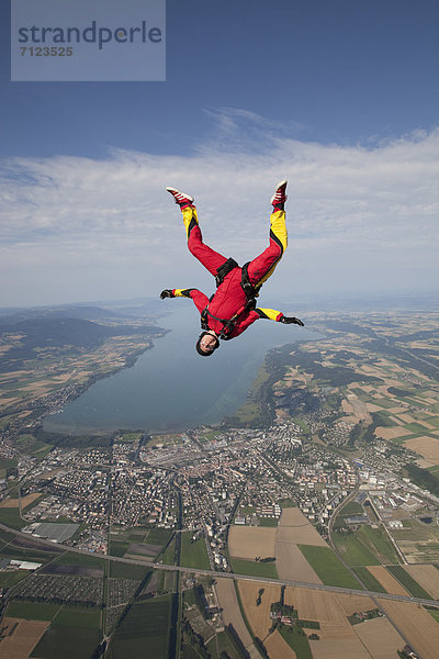 Fallschirmspringerin in der Luft  Yverdon  Schweiz