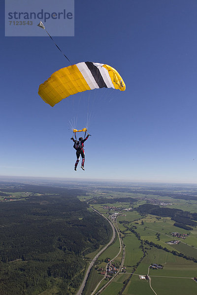Fallschirmspringerin in der Luft  Bayern  Deutschland