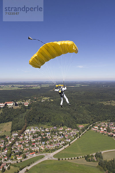 Fallschirmspringer in der Luft  Bayern  Deutschland