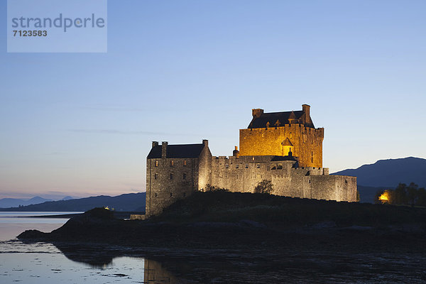beleuchtet  Europa  Urlaub  Palast  Schloß  Schlösser  Nacht  Großbritannien  Küste  Reise  Meer  Ansicht  Highlands  Schottland  schottisch  Tourismus