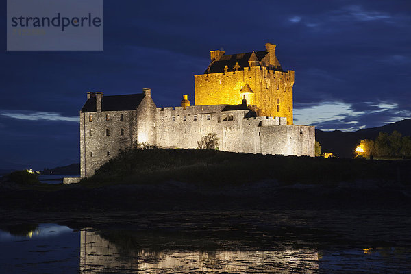 beleuchtet  Europa  Urlaub  Palast  Schloß  Schlösser  Nacht  Großbritannien  Küste  Reise  Meer  Ansicht  Highlands  Schottland  schottisch  Tourismus