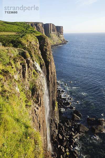 Europa  Urlaub  Großbritannien  Küste  Reise  Meer  Wasserfall  Hebriden  Isle of Skye  Schottland  Skye  Tourismus