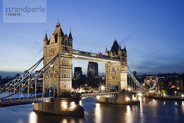 beleuchtet  Europa  Urlaub  Nacht  britisch  Großbritannien  London  Hauptstadt  Reise  Brücke  Ansicht  Sehenswürdigkeit  Themse  England  Tourismus  Tower Bridge