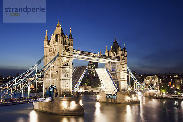 beleuchtet  Europa  Urlaub  Nacht  britisch  Großbritannien  London  Hauptstadt  Reise  Brücke  Ansicht  Sehenswürdigkeit  Themse  England  Tourismus  Tower Bridge