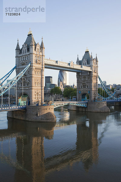 Europa  Urlaub  britisch  Großbritannien  London  Hauptstadt  Reise  Brücke  Sehenswürdigkeit  Themse  England  Tourismus  Tower Bridge