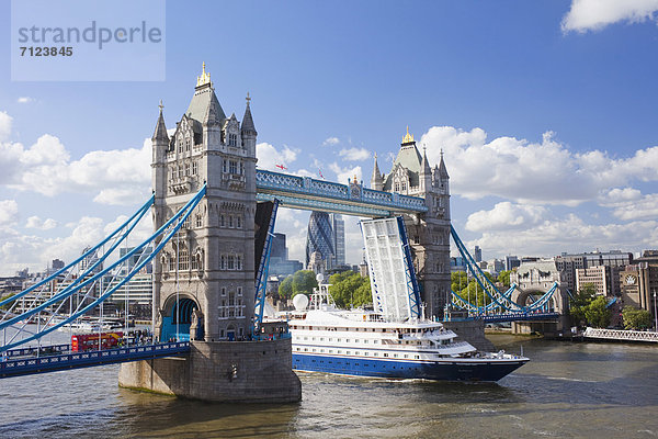 Europa  Urlaub  britisch  Großbritannien  London  Hauptstadt  Reise  Brücke  Schiff  Sehenswürdigkeit  Kreuzfahrtschiff  Themse  England  Tourismus  Tower Bridge
