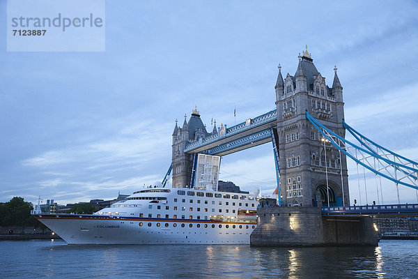 Europa  Urlaub  britisch  Großbritannien  London  Hauptstadt  Reise  Brücke  Schiff  Sehenswürdigkeit  Kreuzfahrtschiff  Themse  England  Tourismus  Tower Bridge
