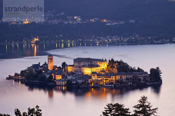 Europa  Urlaub  Abend  Nacht  Reise  See  Insel  Alpen  Italien  Ortasee  Lago d Orta  Ansicht  Abenddämmerung  Piemont  Tourismus