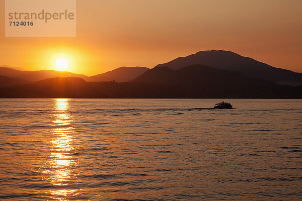 Wasser  Europa  Urlaub  Sonnenaufgang  Reise  Morgendämmerung  Langensee  Lago Maggiore  Lago Maggiore  Italien  Piemont  Stresa  Tourismus