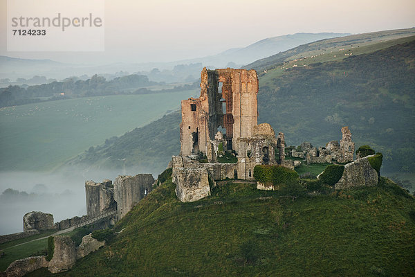 Mittelalter  Europa  Urlaub  Palast  Schloß  Schlösser  britisch  Großbritannien  Dunst  Reise  ernst  Corfe Castle  Dorset  England  Tourismus
