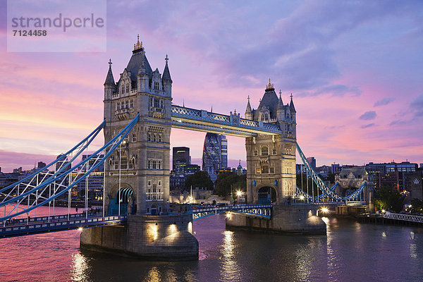 beleuchtet  Europa  Urlaub  Nacht  britisch  Großbritannien  London  Hauptstadt  Reise  Brücke  ernst  Beleuchtung  Licht  Ansicht  Sehenswürdigkeit  Themse  England  Tourismus  Tower Bridge