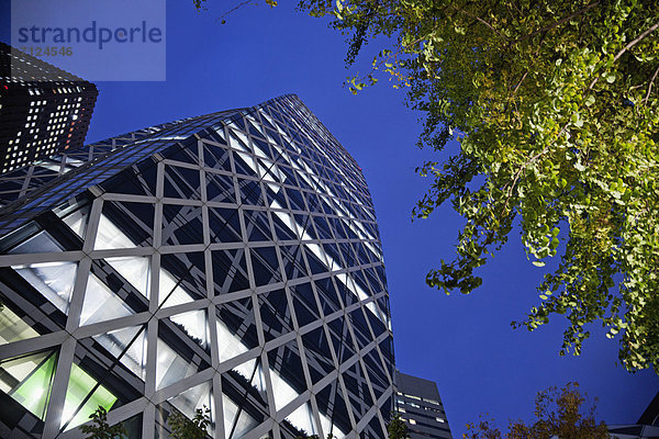 Bürogebäude  beleuchtet  Glas  Nacht  Hochhaus  Tokyo  Hauptstadt  Architektur  Büro  Ansicht  Aluminium  Asien  Japan  japanisch  modern  Shinjuku  Stahl