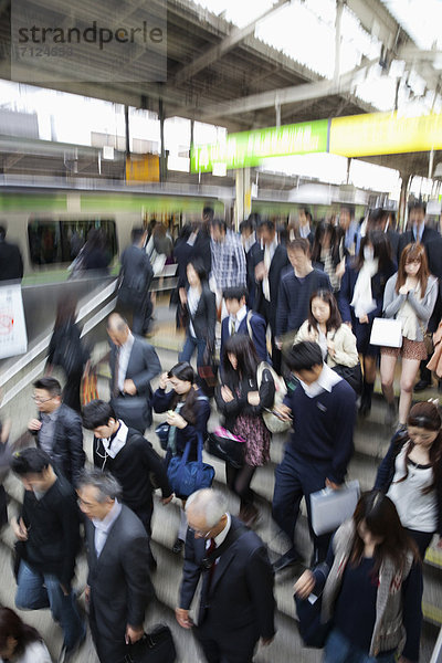 Mensch  Menschen  Menschenmenge  Rush Hour  Stoßzeit  Tokyo  Hauptstadt  Pendler  voll  Asien  Japan  japanisch  Shinjuku