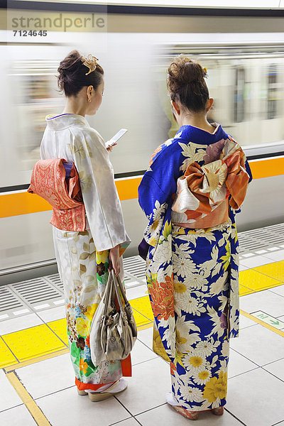 Handy  Frau  Kommunikation  Tokyo  Hauptstadt  Kurznachricht  Asien  Japan  japanisch  Kimono