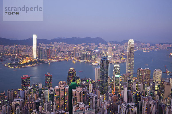 Skyline  Skylines  beleuchtet  Hafen  Urlaub  Nacht  Gebäude  Reise  Großstadt  Hochhaus  Beleuchtung  Licht  Ansicht  China  Luftbild  Fernsehantenne  Asien  Hongkong  modern  Tourismus