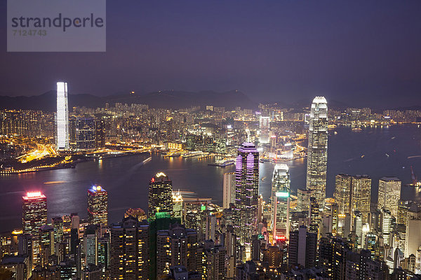 Skyline  Skylines  beleuchtet  Hafen  Urlaub  Nacht  Gebäude  Reise  Großstadt  Hochhaus  Beleuchtung  Licht  Ansicht  China  Luftbild  Fernsehantenne  Asien  Hongkong  modern  Tourismus