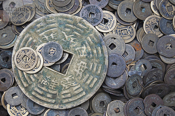 Antiquitätengeschäft  Euromünze  Urlaub  Reise  Antiquität  kaufen  Geld  Laden  China  Asien  Währung  Hongkong  Tourismus