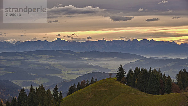 Gebirge Landschaftlich schön landschaftlich reizvoll Skyline Skylines Wolke Sonnenuntergang Horizont Emmentaler Kanton Bern Berglandschaft Schweiz Dämmerung