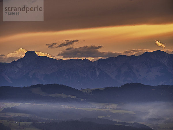 Gebirge Berggipfel Gipfel Spitze Spitzen Sonnenuntergang Landschaft Herbst Emmentaler Kanton Bern Berglandschaft Schweiz Dämmerung Nebelfelder