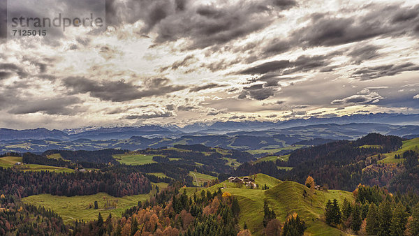 Gebirge Wolke Himmel Landschaft Landwirtschaft Bauernhof Hof Höfe Natur Hügel Herbst Wiese Weide Weideland Emmentaler Kanton Bern Schweiz