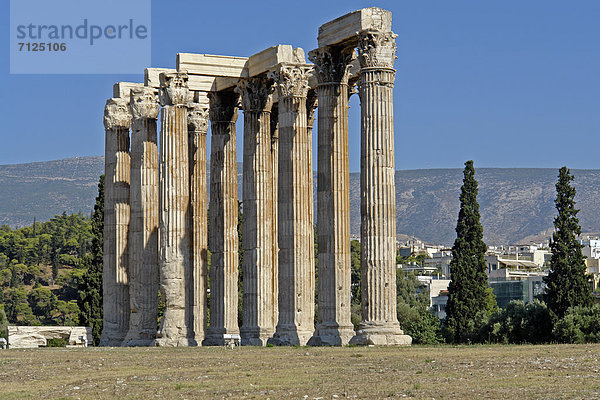 Athen  Hauptstadt  Landschaftlich schön  landschaftlich reizvoll  Sehenswürdigkeit  Baustelle  Europa  Berg  Stein  Baum  Gebäude  Architektur  Geschichte  Pflanze  Ruine  Museum  Säule  Tempel  Attika  Baugrube  Griechenland  Tourismus  Zeus