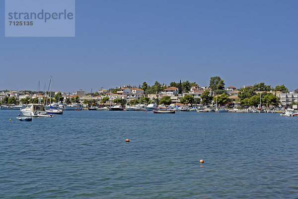 Panorama  Landschaftlich schön  landschaftlich reizvoll  Sehenswürdigkeit  Wasser  Baustelle  Hafen  Europa  Verkehr  Baum  Gebäude  Boot  Meer  Pflanze  Schiff  Bungalow  Griechenland  Platz  Tourismus