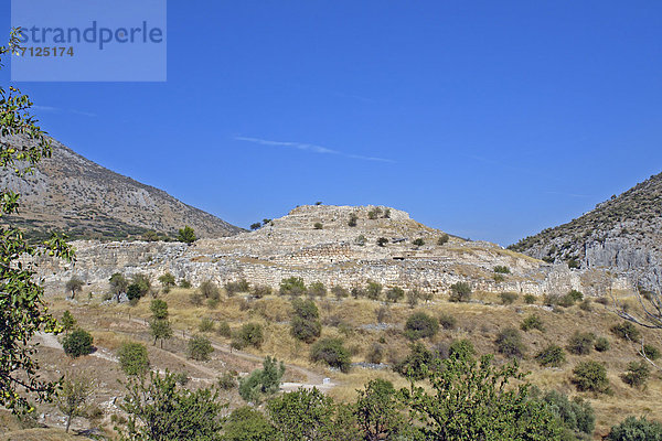 Felsbrocken  Panorama  Landschaftlich schön  landschaftlich reizvoll  Sehenswürdigkeit  Europa  Berg  Stein  Wand  Palast  Schloß  Schlösser  Baum  Steilküste  Geschichte  Festung  Pflanze  Ruine  Museum  Baugrube  Griechenland  Mykene  Tourismus