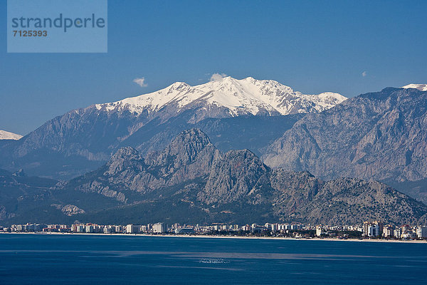 Berg Stadt Großstadt Boot Meer Kai Antalya Mittelmeer Türkei türkisch