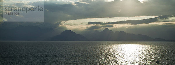 Berg Wolke Abend Sonnenuntergang Spiegelung Morgendämmerung Meer glänzen Antalya Abenddämmerung Mittelmeer Stimmung Taurusgebirge Dämmerung