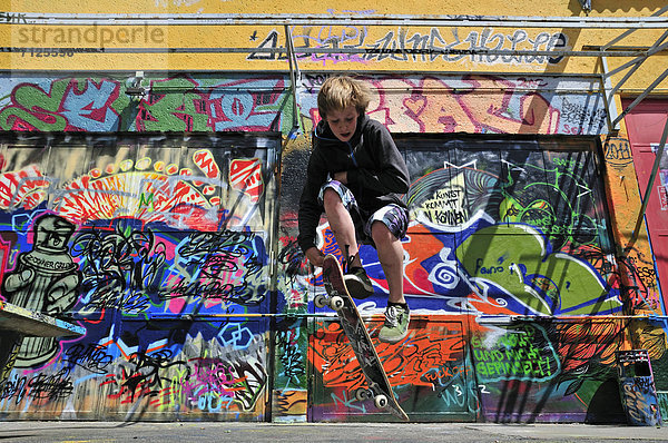 Jugendkultur  Jugendlicher  Europa  Sport  Freizeit  Wand  Junge - Person  Menschlicher Vater  Spritzer  Skateboard  rasierter Kopf  11  Köln  Deutschland  Graffiti  Westfalen
