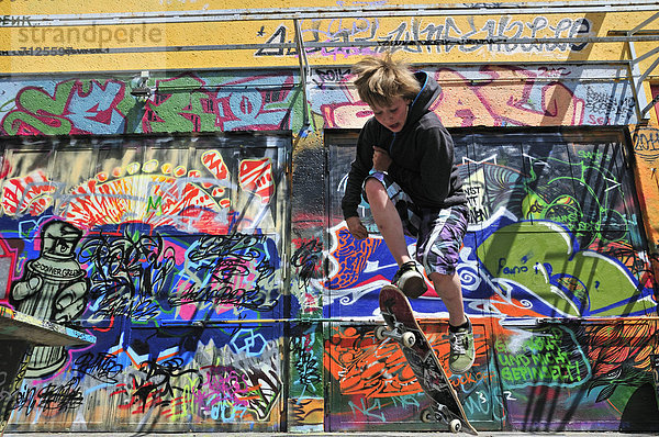 Europa  Wand  Menschlicher Vater  Spritzer  rasierter Kopf  11  Köln  Deutschland  Graffiti  Westfalen