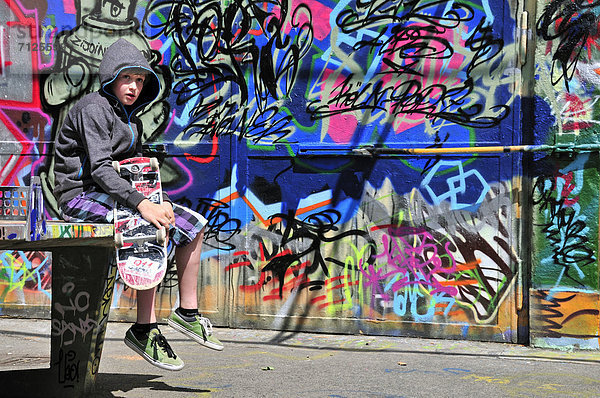 Jugendkultur  Jugendlicher  Europa  Sport  Freizeit  Wand  Junge - Person  Spritzer  Skateboard  11  Köln  Deutschland  Graffiti  Westfalen