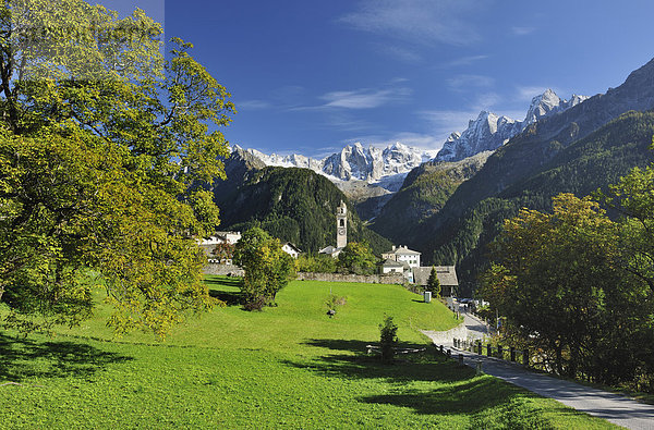 Europa Baum Straße Kirche Dorf Herbst Kanton Graubünden Soglio Schweiz