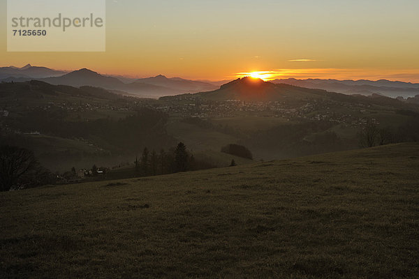 Europa Sonnenuntergang Hügel Dorf Schweiz